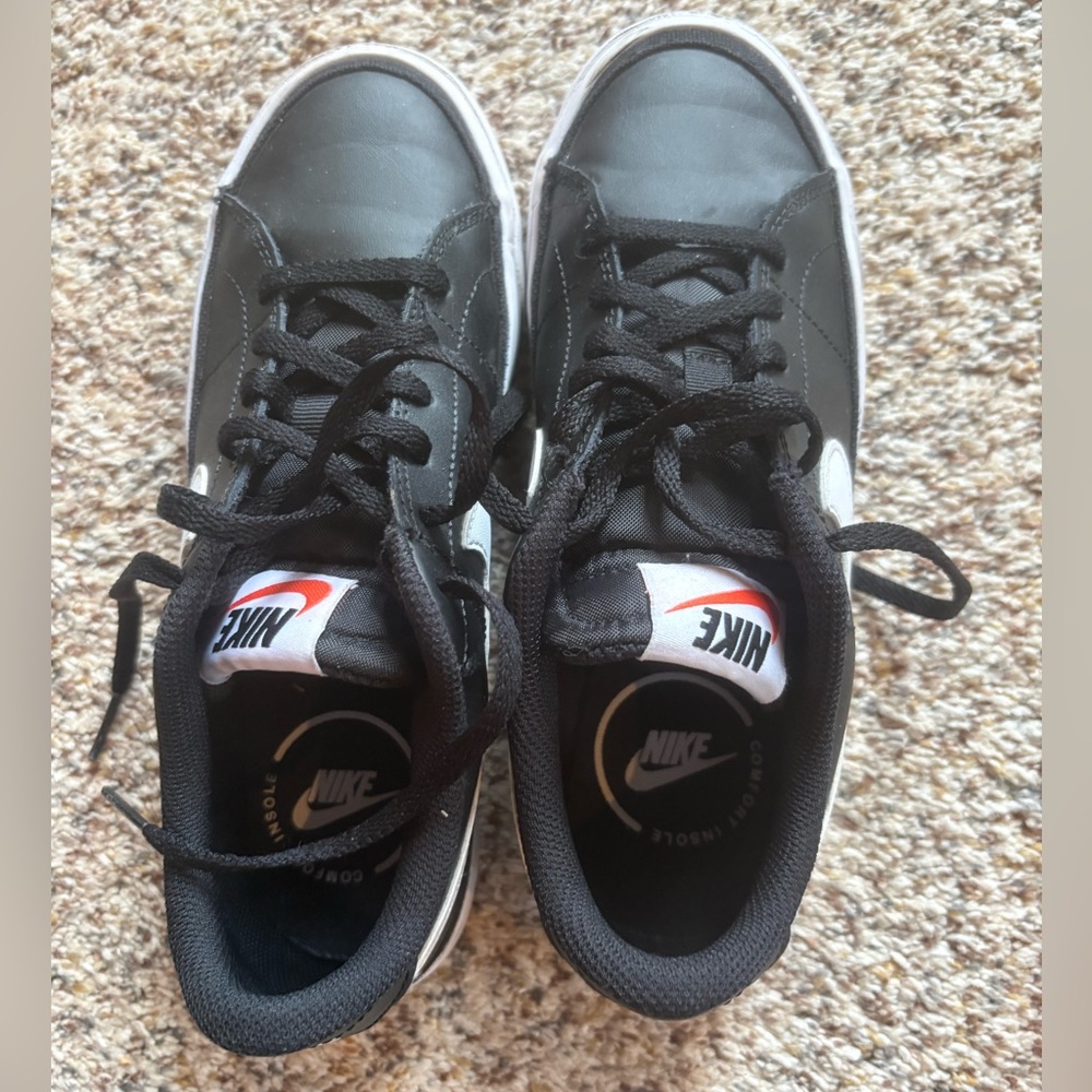 Nike Black leather Sneakers Boys Size 5. Like new condition